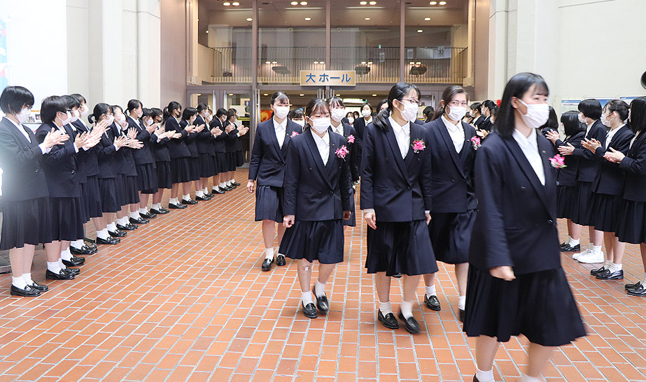 在校生からの拍手で退場する卒業生